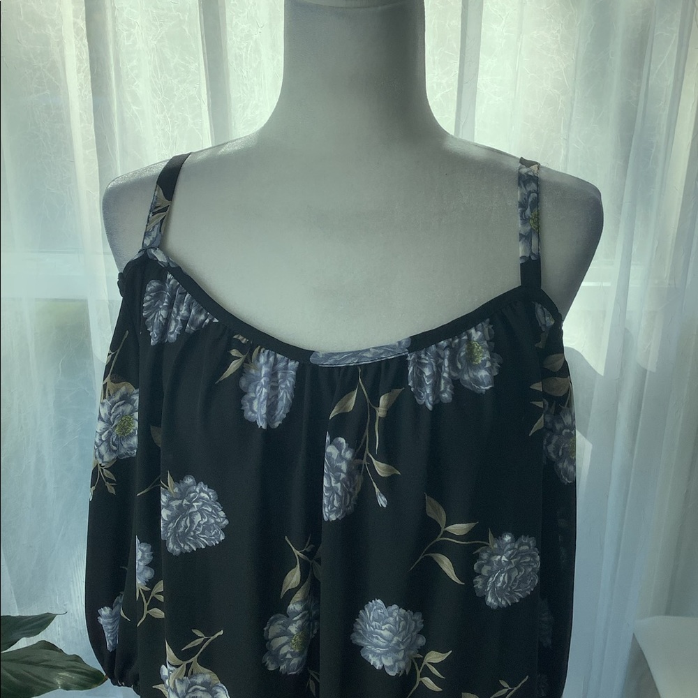 Torrid cold shoulder top - Picture 2 of 8